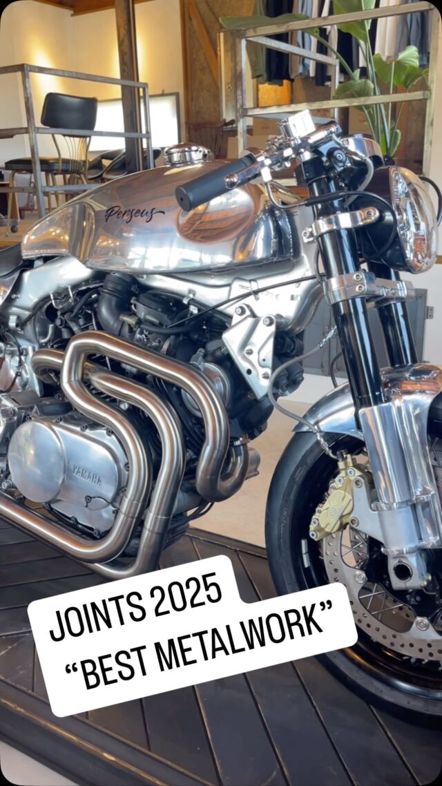 JOINTS 2025 “BEST METALWORK”
おかげさまでベストメタルワークを受賞する事ができました！
ベースはYAMAHA XV1000 「perseus」
流線形のアルミタンクに、まるで蛇のような複雑なワンオフマフラー、強度をしっかりと確保しながらデザイン性を持たせた片持ちスイングアーム。それらをまとめた時に放つ輝きを、スタイリッシュに仕上げました。
カフェゾンに展示しております。週末にぜひご覧になってください。

#ジョインツ2025 #joints #yamaha #カスタムバイク